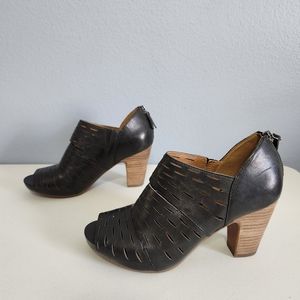 Clarks Artisan Okena Sass Black Leather Laser Cut Ankle Boot Booties Women's 7.5